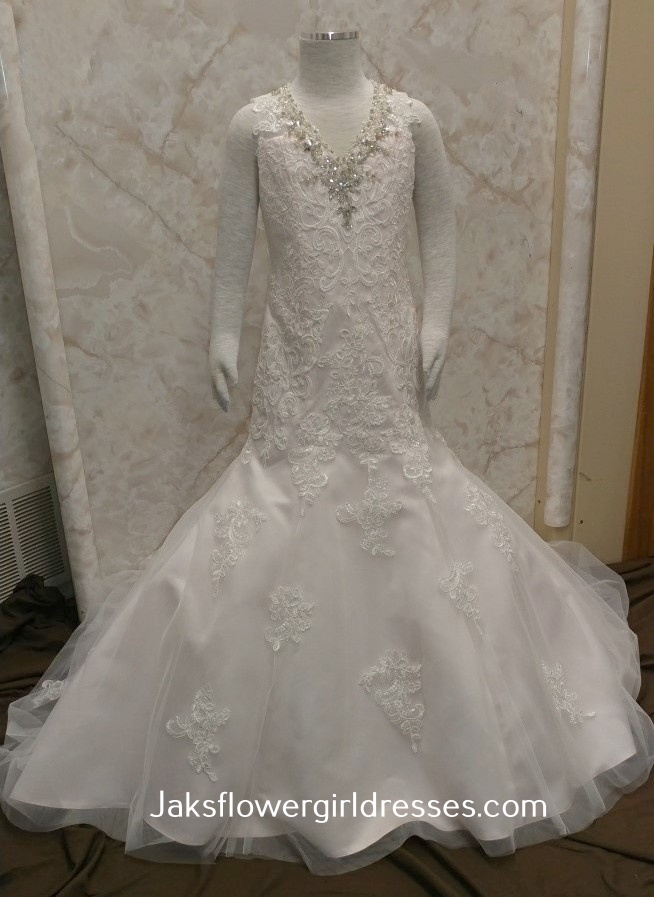 match this brides Mori 2872 wedding dress