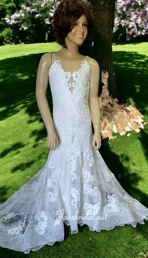  lace flower girl dress with  buttons extend to the hemline of the train. 