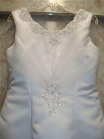 white junior organza dress details