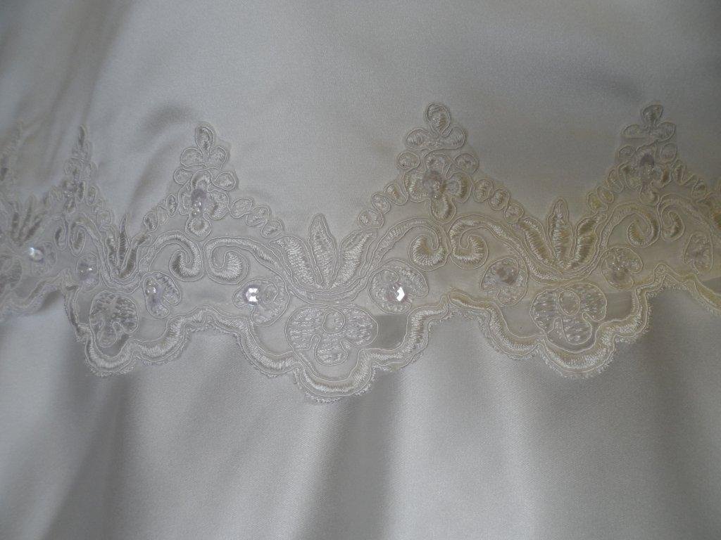 scalloped lace trimmed skirt