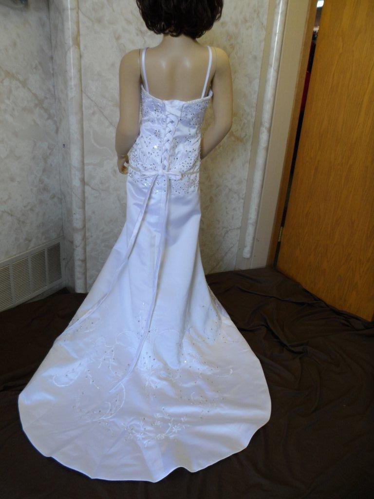 Style Mermaid Strapped Beading Appliqu� Satin  Wedding Gown. 